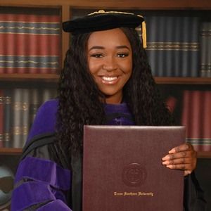 Meet your Posher, Alexis